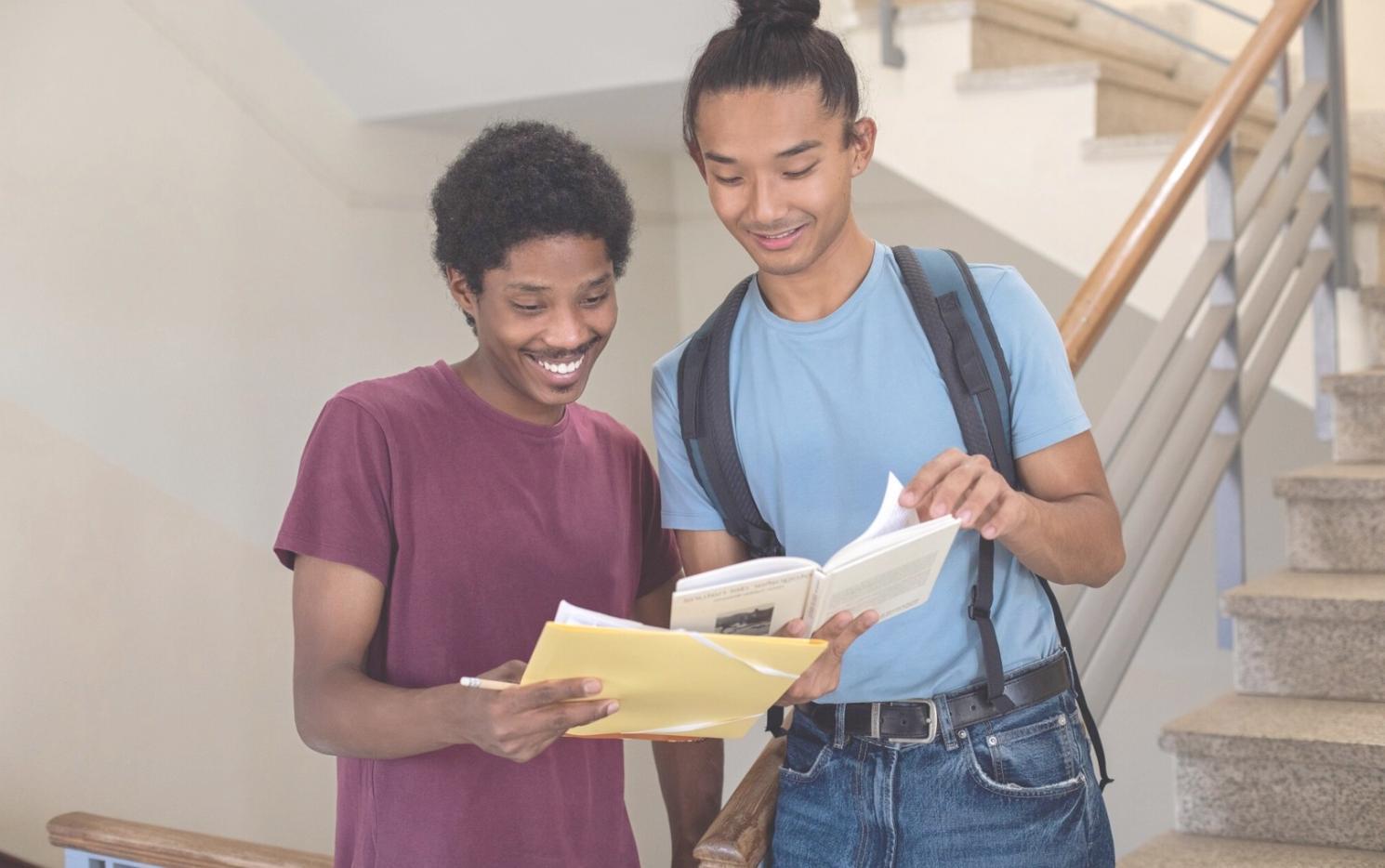 Internationale Studierende beim gemeinsamen Lernen in moderner Bibliothek